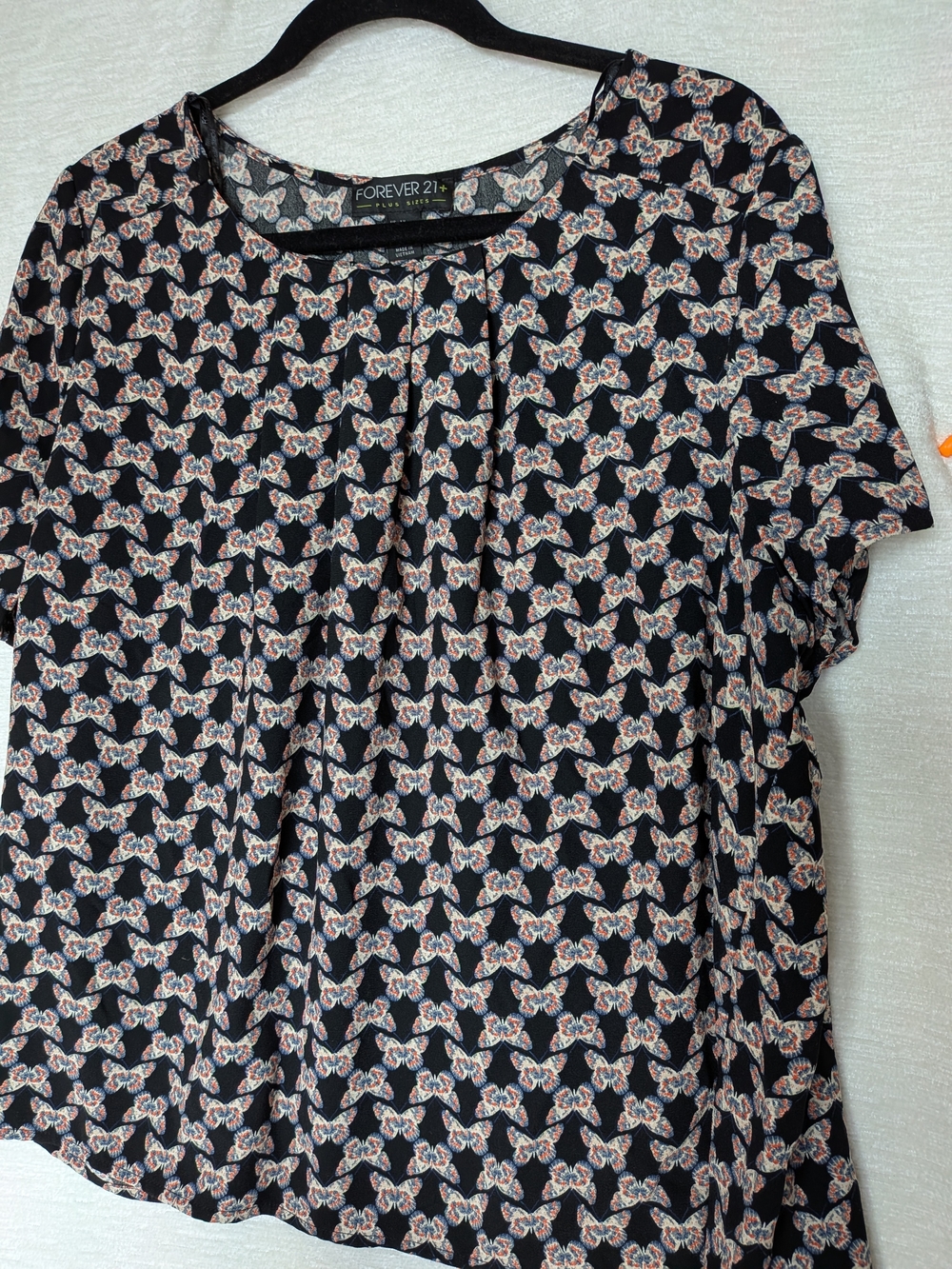 Forever 21  Plus Size 1x Black Top with Butterfly Print Short Sleeve Preloved